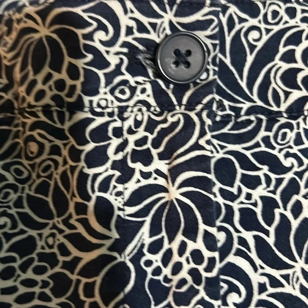 Talbots Women's Navy White Floral Print Tailored Stretchy Short Size 10P - Picture 3 of 4